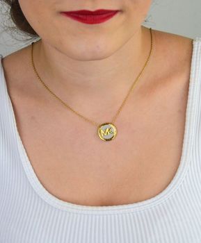 Złoty damski naszyjnik Michael Kors MKJ8043710 ze stali szlachetnej. Łańcuszek typu ankier z okrągłą logowaną zawieszką, długość 45 cm z regulacją. Elegancki i modny dodatek (2).JPG