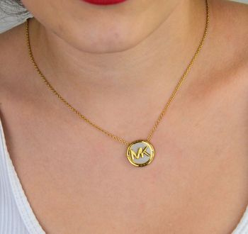 Złoty damski naszyjnik Michael Kors MKJ8043710 ze stali szlachetnej. Łańcuszek typu ankier z okrągłą logowaną zawieszką, długość 45 cm z regulacją. Elegancki i modny dodatek (3).JPG