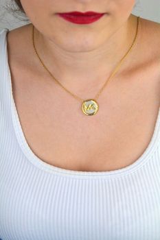 Złoty damski naszyjnik Michael Kors MKJ8043710 ze stali szlachetnej. Łańcuszek typu ankier z okrągłą logowaną zawieszką, długość 45 cm z regulacją. Elegancki i modny dodatek (4).JPG