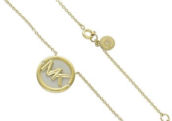 Złoty damski naszyjnik Michael Kors MKJ8043710 ze stali szlachetnej. Łańcuszek typu ankier z okrągłą logowaną zawieszką, długość 45 cm z regulacją. Elegancki i modny dodatek.2.jpg