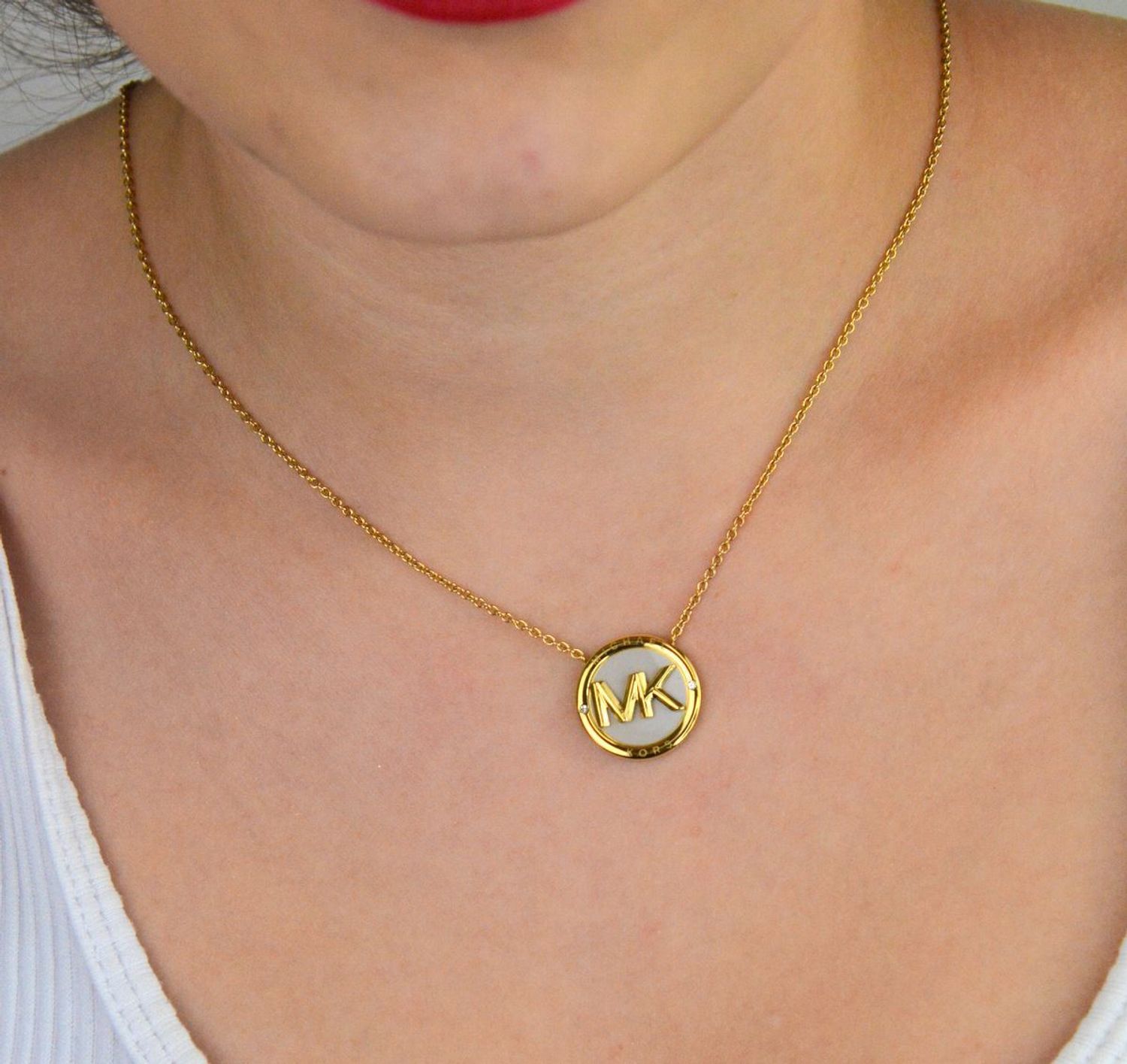 Złoty damski naszyjnik Michael Kors MKJ8043710 ze stali szlachetnej. Łańcuszek typu ankier z okrągłą logowaną zawieszką, długość 45 cm z regulacją. Elegancki i modny dodatek.1.jpg