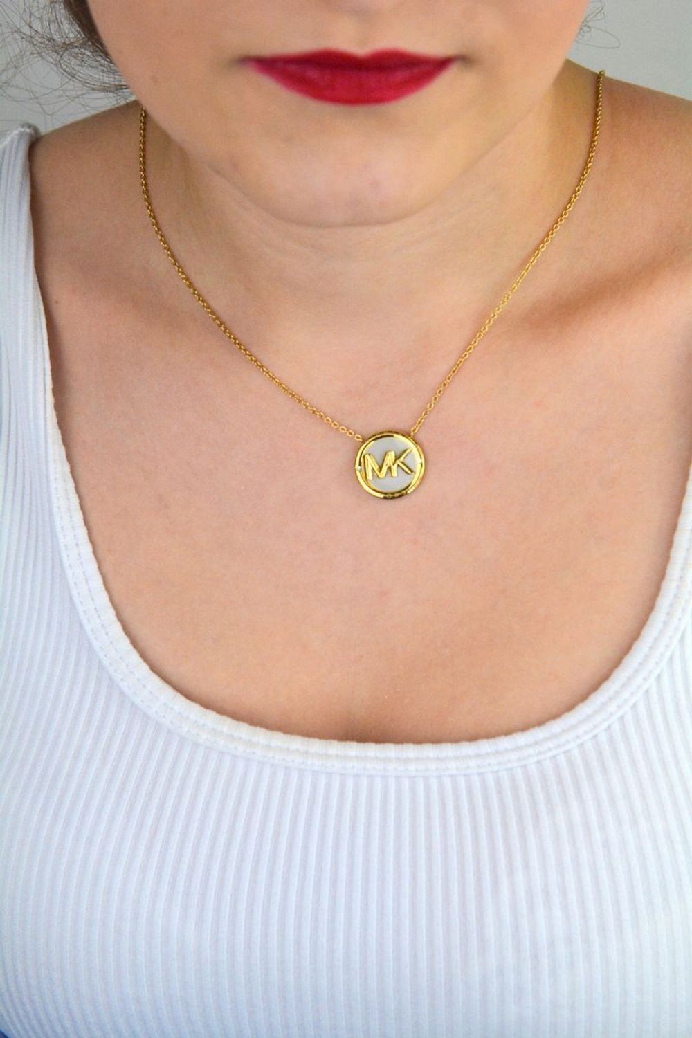 Złoty damski naszyjnik Michael Kors MKJ8043710 ze stali szlachetnej. Łańcuszek typu ankier z okrągłą logowaną zawieszką, długość 45 cm z regulacją. Elegancki i modny dodatek.1.jpg
