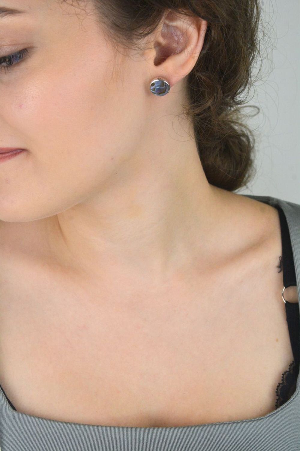 Klasyczne srebrne kolczyki damskie próby 925 z masą perłową. Model MKKM40, waga 3,23 g, średnica 1,2 cm, zapięcie na sztyft. Elegancja i ponadczasowy styl ✨1.jpg