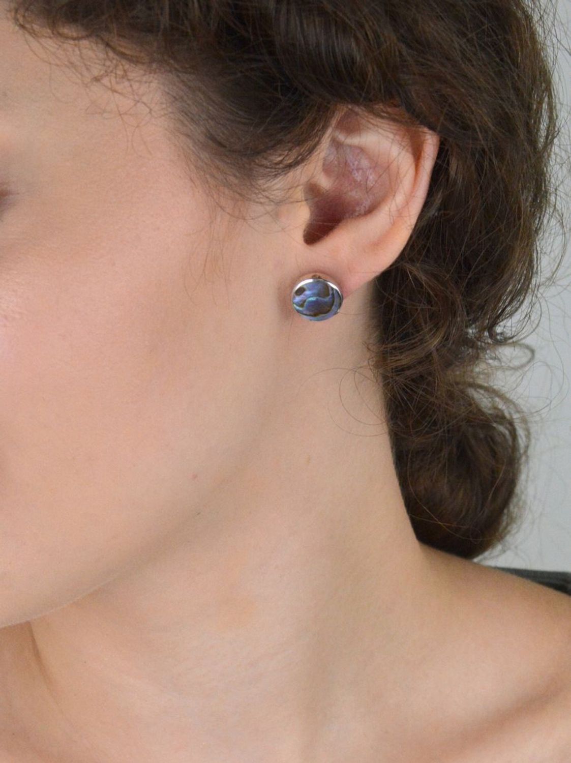 Klasyczne srebrne kolczyki damskie próby 925 z masą perłową. Model MKKM40, waga 3,23 g, średnica 1,2 cm, zapięcie na sztyft. Elegancja i ponadczasowy styl ✨1.jpg