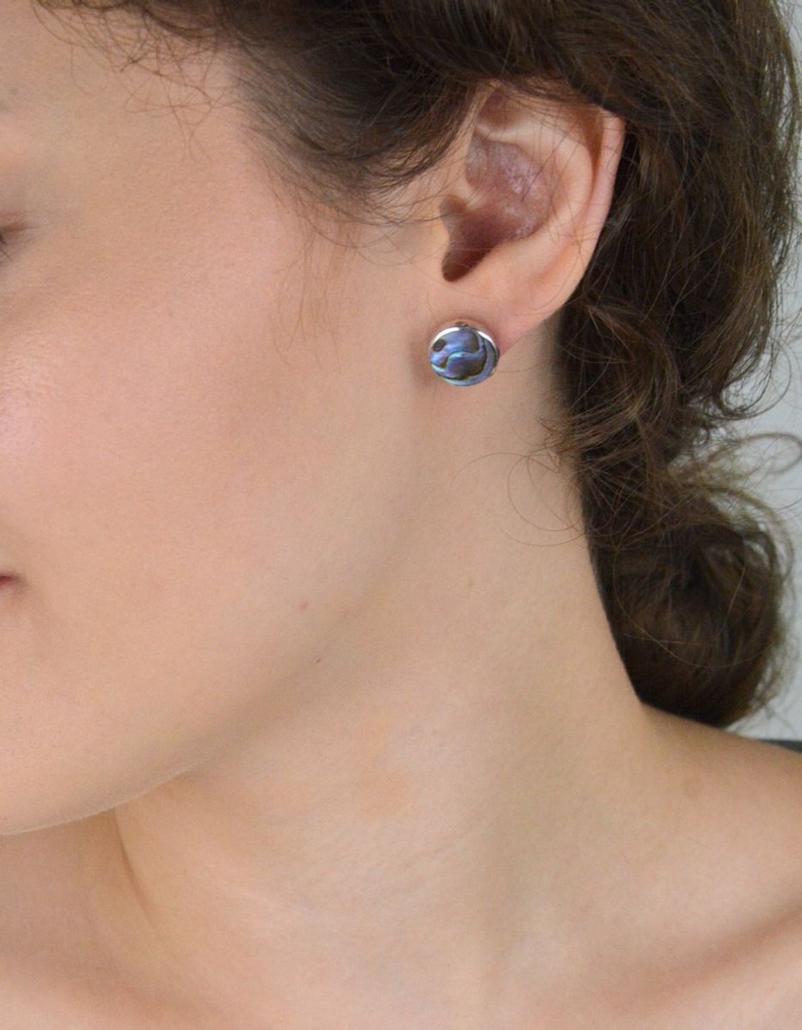 Klasyczne srebrne kolczyki damskie próby 925 z masą perłową. Model MKKM40, waga 3,23 g, średnica 1,2 cm, zapięcie na sztyft. Elegancja i ponadczasowy styl ✨1.jpg