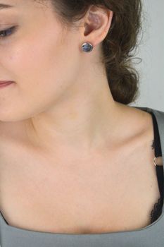 Klasyczne srebrne kolczyki damskie próby 925 z masą perłową. Model MKKM40, waga 3,23 g, średnica 1,2 cm, zapięcie na sztyft. Elegancja i ponadczasowy styl ✨ (1).JPG