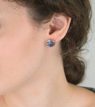 Klasyczne srebrne kolczyki damskie próby 925 z masą perłową. Model MKKM40, waga 3,23 g, średnica 1,2 cm, zapięcie na sztyft. Elegancja i ponadczasowy styl ✨ (3).JPG