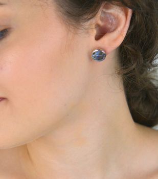 Klasyczne srebrne kolczyki damskie próby 925 z masą perłową. Model MKKM40, waga 3,23 g, średnica 1,2 cm, zapięcie na sztyft. Elegancja i ponadczasowy styl ✨ (5).JPG