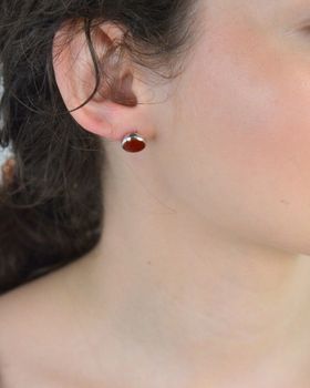 Srebrne kolczyki z karneolem wkrętki 925, MKKM66. Kolczyki ozdobione kamieniem karneol to idealny prezent dla każdej kobiety. Srebrne kolczyki wkrętki. Srebrne kolczyki zapinane na sztyft (2).JPG