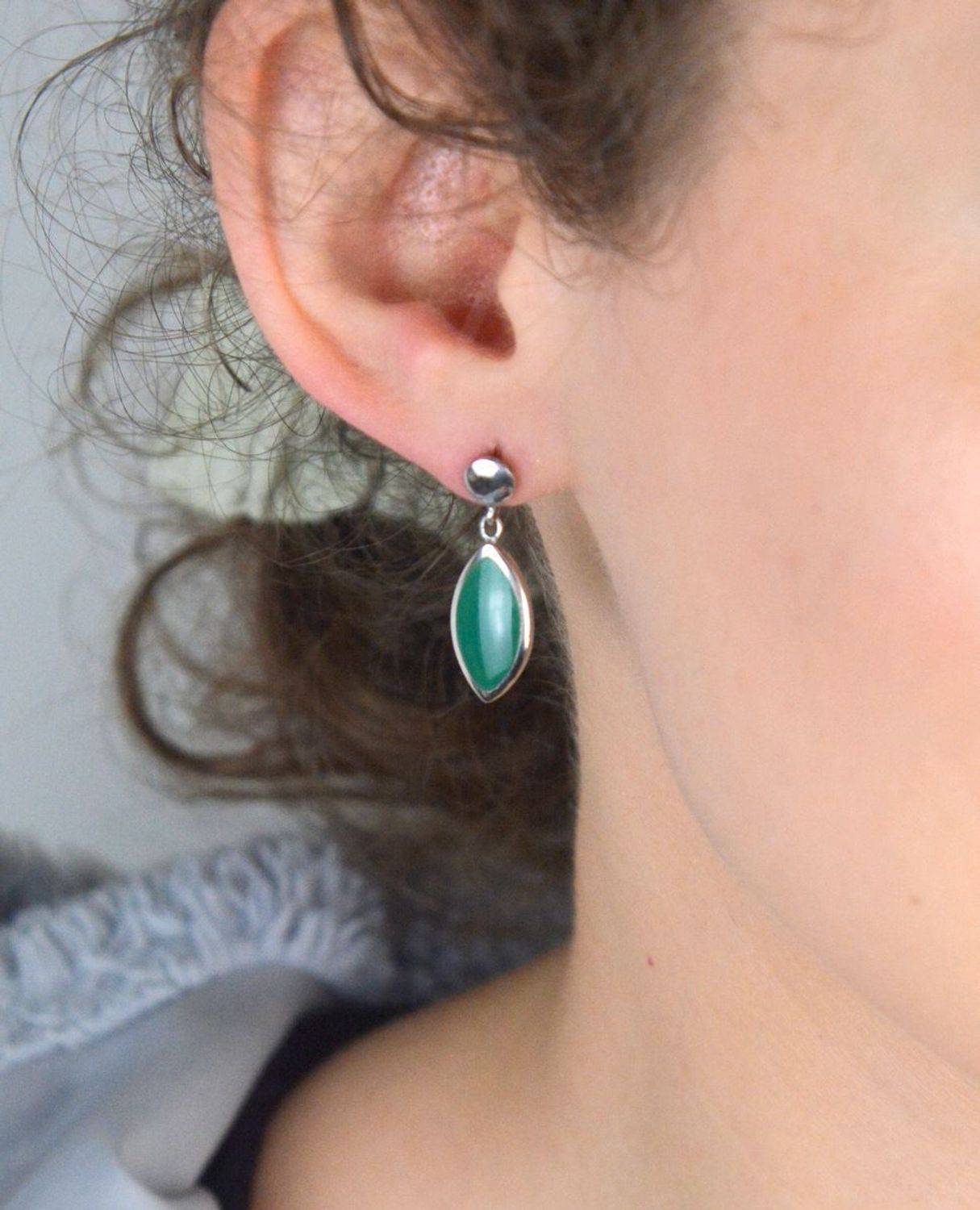 Srebrne kolczyki łezki z zielonym agatem  Pr. 925  MKKM67 Stylowe kolczyki wiszące w kształcie łezki z zielonym agatem. Wykonane ze srebra próby 925, długość 2,8 cm, waga 2,92 g. 1.jpg