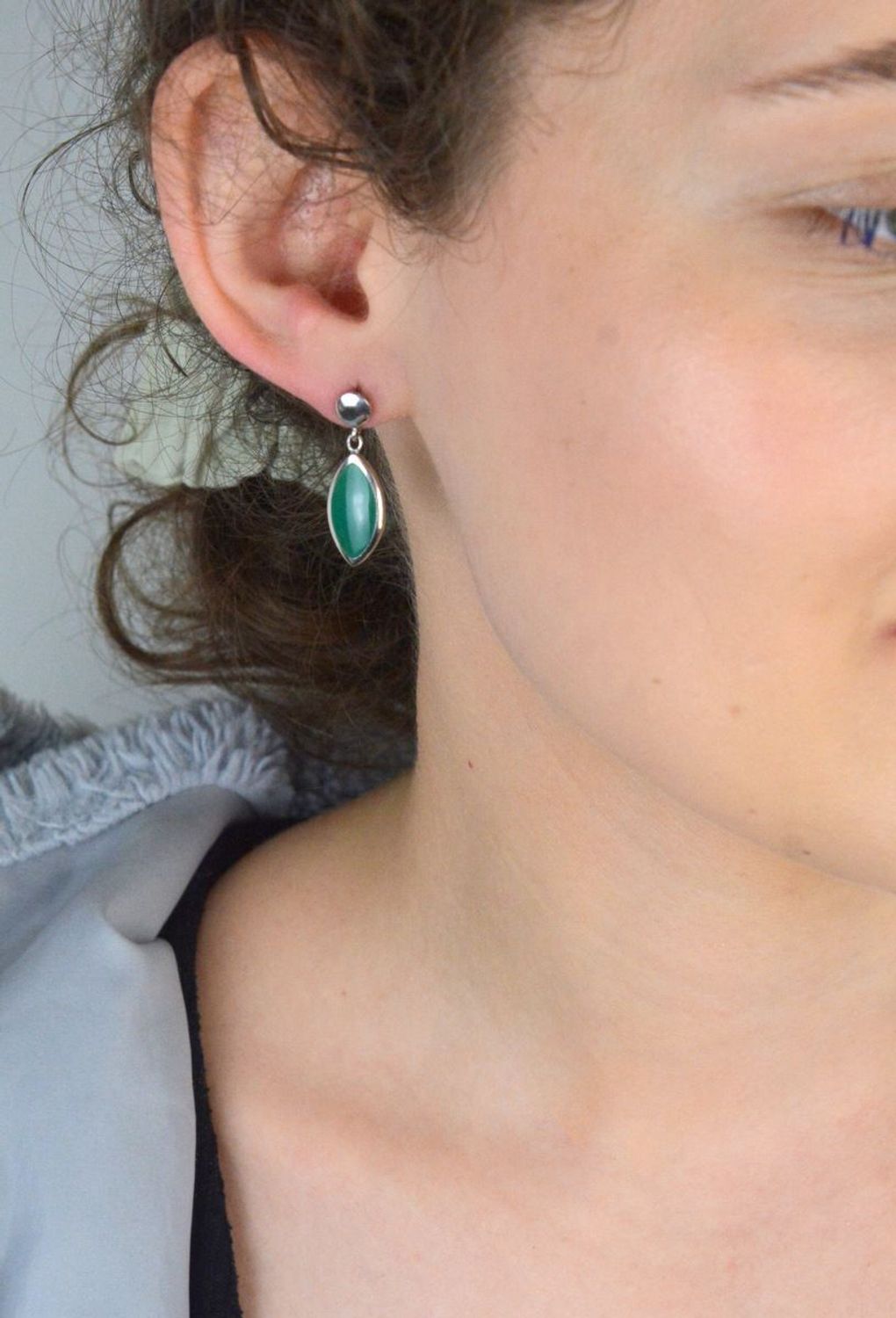 Srebrne kolczyki łezki z zielonym agatem  Pr. 925  MKKM67 Stylowe kolczyki wiszące w kształcie łezki z zielonym agatem. Wykonane ze srebra próby 925, długość 2,8 cm, waga 2,92 g. 1.jpg