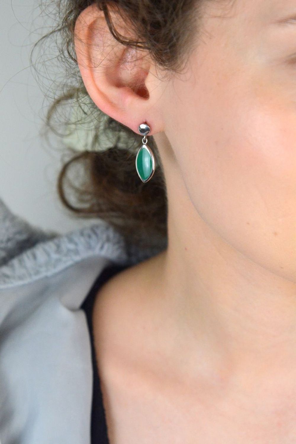 Srebrne kolczyki łezki z zielonym agatem  Pr. 925  MKKM67 Stylowe kolczyki wiszące w kształcie łezki z zielonym agatem. Wykonane ze srebra próby 925, długość 2,8 cm, waga 2,92 g. 1.jpg