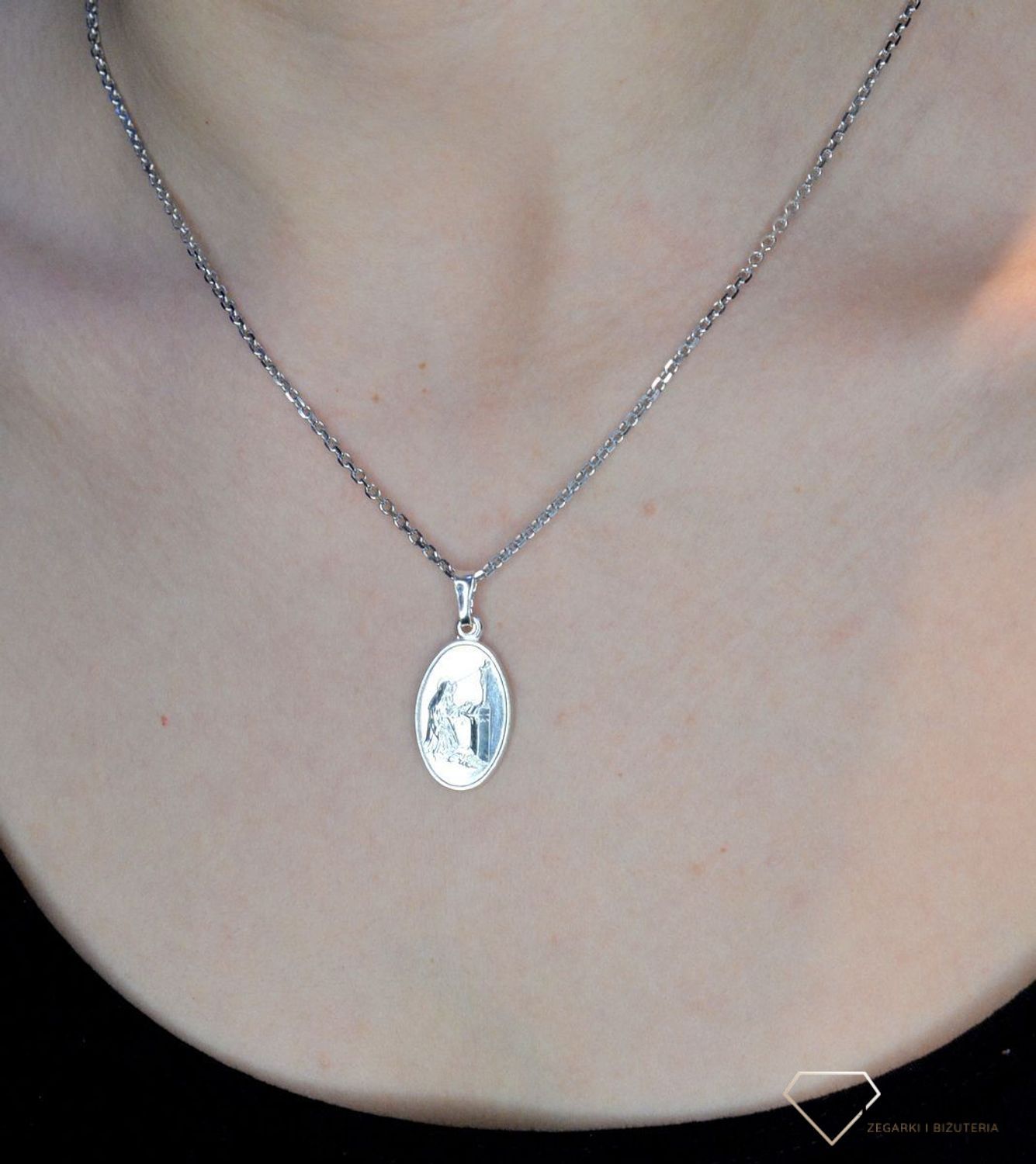 Zawieszka srebrna 925 medalik Św. Rita MMAL0204S.  Piękny medalik owalny o bogatej symbolice religijnej. Biżuterię religijną wykonano z najwyższej jakości srebra o próbie 925. Medalik z wizerunkiem św. Rity..jpg