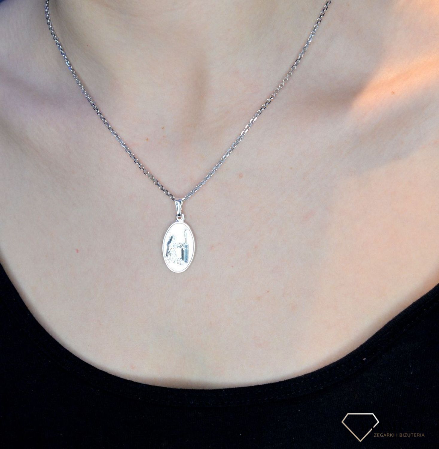 Zawieszka srebrna 925 medalik Św. Rita MMAL0204S.  Piękny medalik owalny o bogatej symbolice religijnej. Biżuterię religijną wykonano z najwyższej jakości srebra o próbie 925. Medalik z wizerunkiem św. Rity..jpg