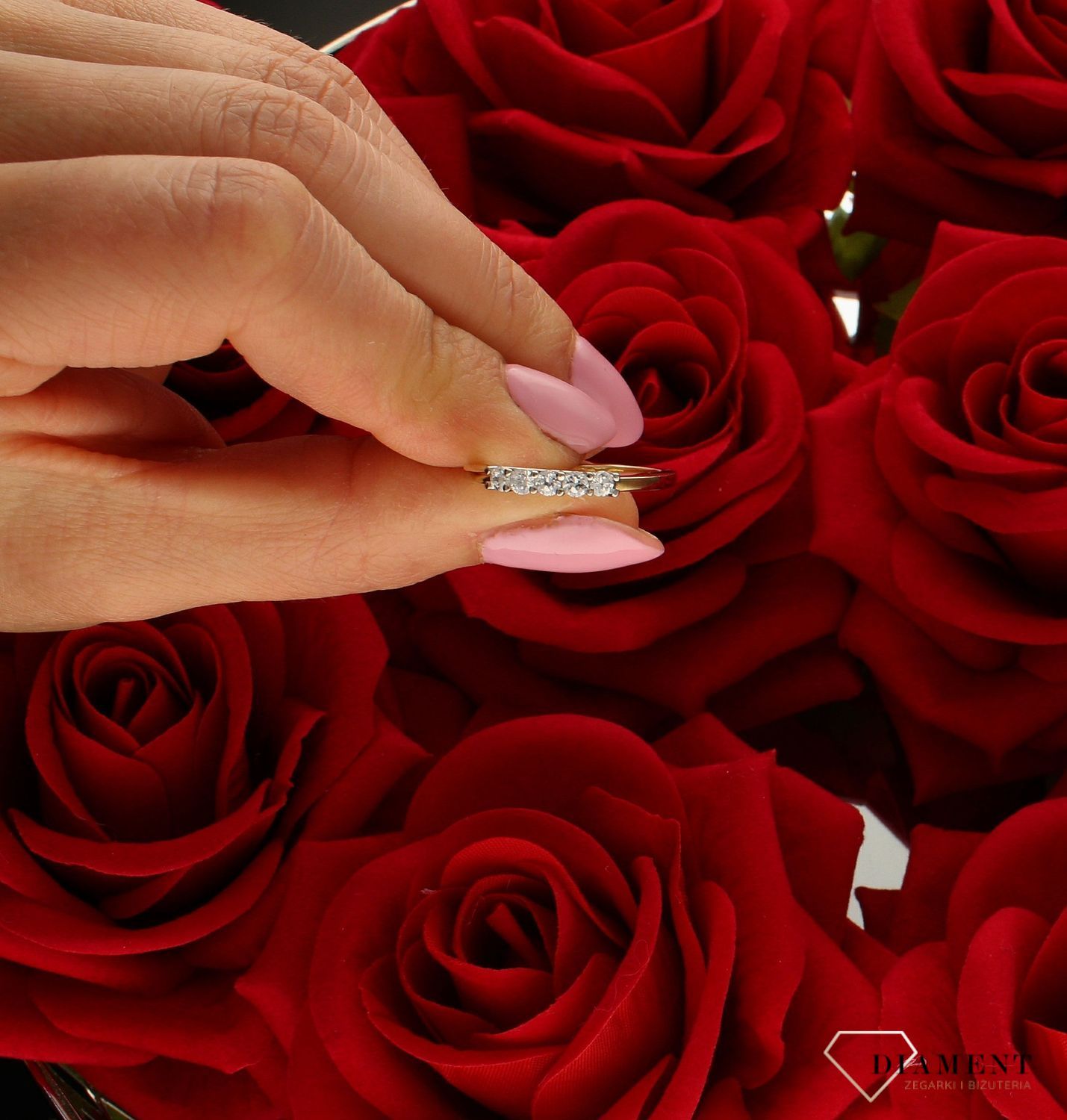 Złoty damski pierścionek 585 5 cyrkonii MO002. Klasyczny pierścionek. Pierścionek zaręczynowy. Pierścionek złoty z cyrkonią. Pie.jpg