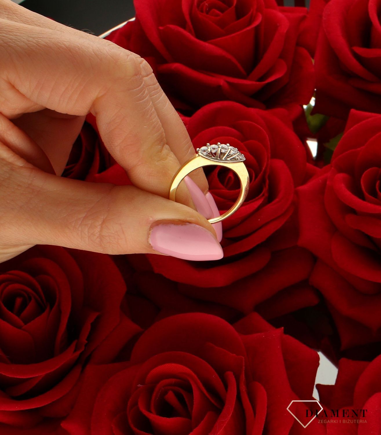 Złoty damski pierścionek 585 5 cyrkonii MO002. Klasyczny pierścionek. Pierścionek zaręczynowy. Pierścionek złoty z cyrkonią. Pie.jpg