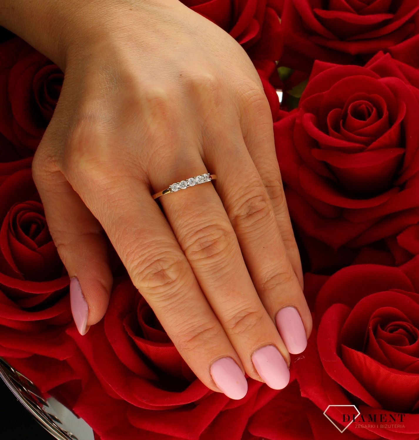 Złoty damski pierścionek 585 5 cyrkonii MO002. Klasyczny pierścionek. Pierścionek zaręczynowy. Pierścionek złoty z cyrkonią. Pie.jpg