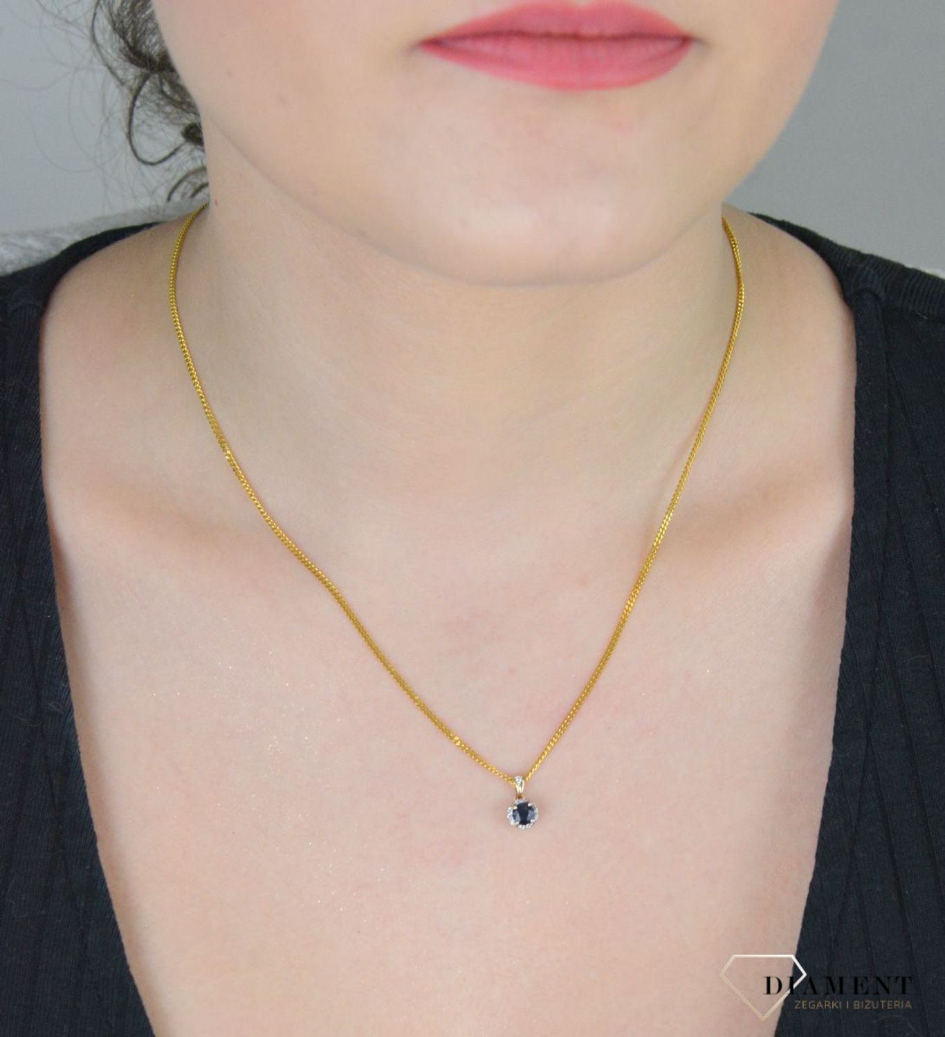 Złota zawieszka DIAMENT 585 okrągły szafir i diamenty MP113SA  Niezwykle delikatna i jednocześnie oryginalna w swojej formie, złota zawieszka zdobiona olśniewającym 1.jpg