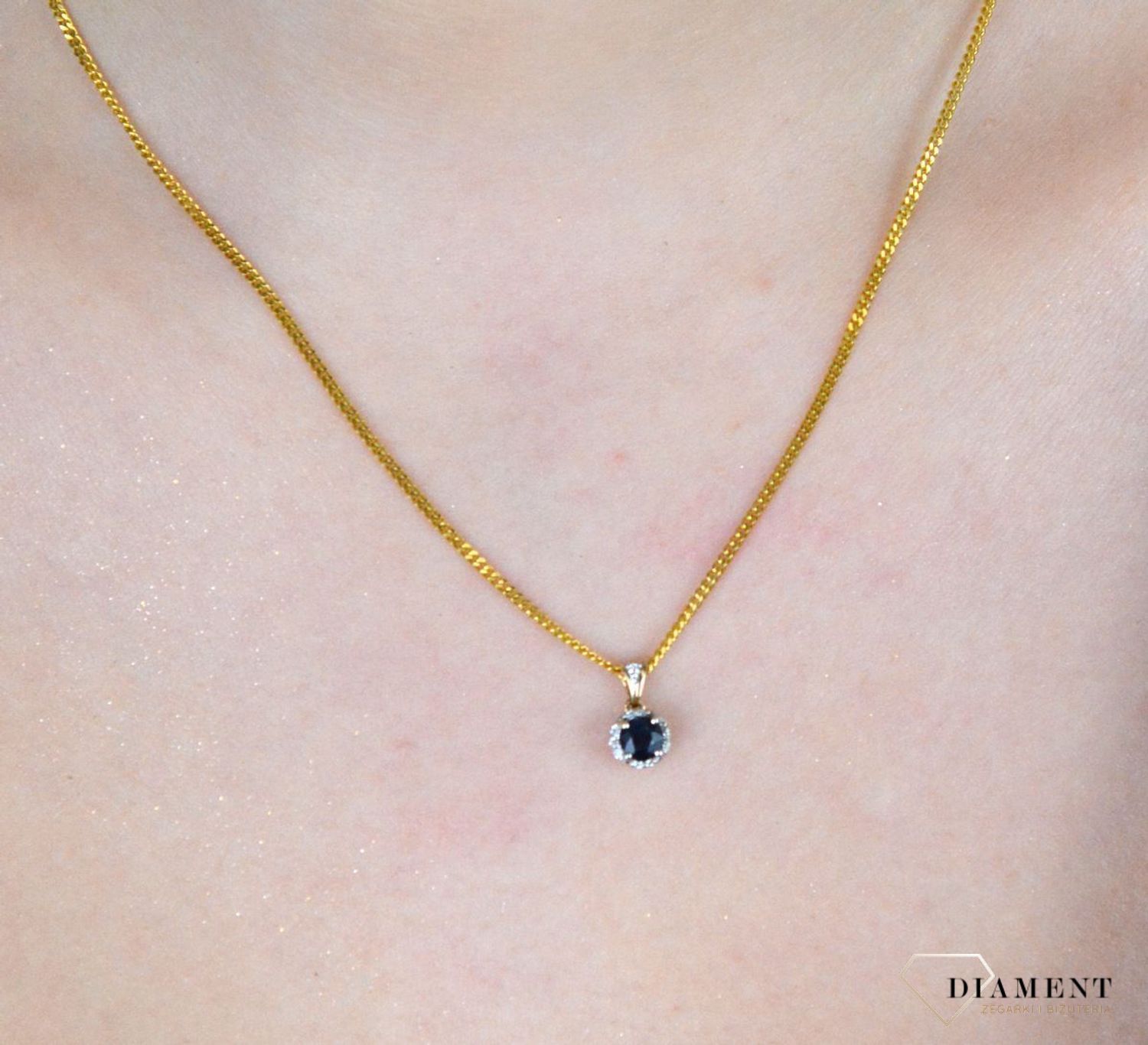 Złota zawieszka DIAMENT 585 okrągły szafir i diamenty MP113SA  Niezwykle delikatna i jednocześnie oryginalna w swojej formie, złota zawieszka zdobiona olśniewającym 1.jpg