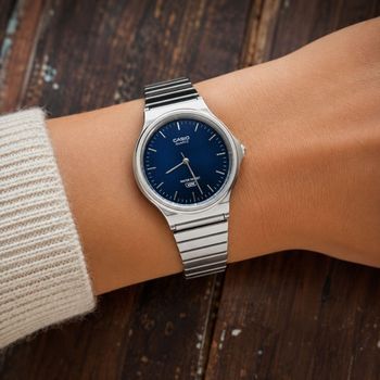 Casio MQ-24DA-2AEF – klasyczny zegarek z niebieską tarczą, srebrną bransoletą i mechanizmem kwarcowym. Lekki, precyzyjny i wygodny na co dzień.d.jpg