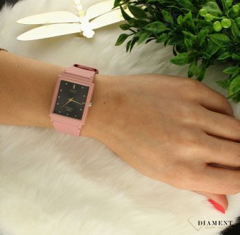 Zegarek damski Casio Classic różowy MQ-38UC-4AER. W zegarku zastosowano trwały pasek, który wykonano z wysokiej jakości gumy w kolorze różowym. Mechanizm japoński mieści się w plastikowej, wytrzymałej kopercie o klasycznym  (1).jpg