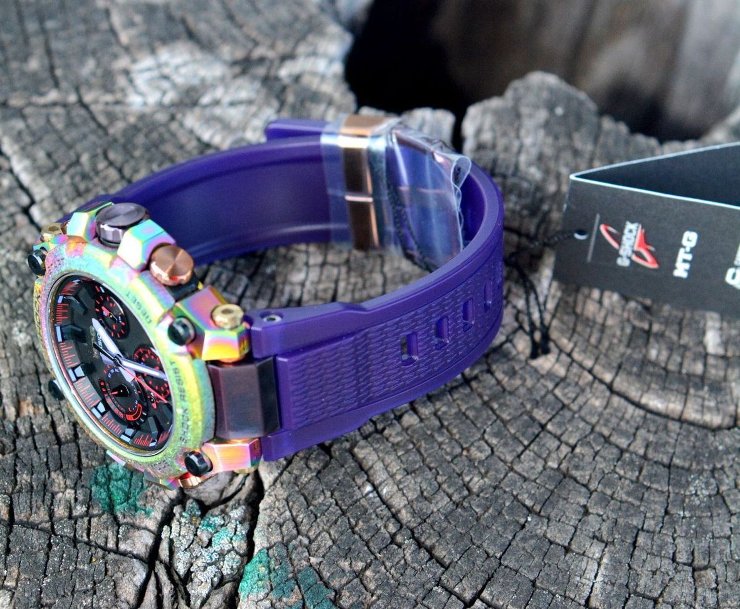 G-SHOCK Casio Limitowana Edycja MTG-B3000PRB-1AER przyciąga odważnym i wielobarwnym designem. G-SHOCK Casio Limitowana Edycja MTG-B3000PRB-1AER męski zegarek Casio (2).jpg