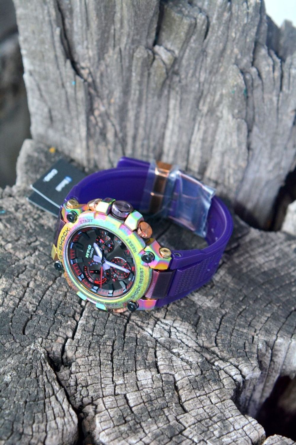 G-SHOCK Casio Limitowana Edycja MTG-B3000PRB-1AER przyciąga odważnym i wielobarwnym designem. G-SHOCK Casio Limitowana Edycja MTG-B3000PRB-1AER męski zegarek Casio (2).jpg