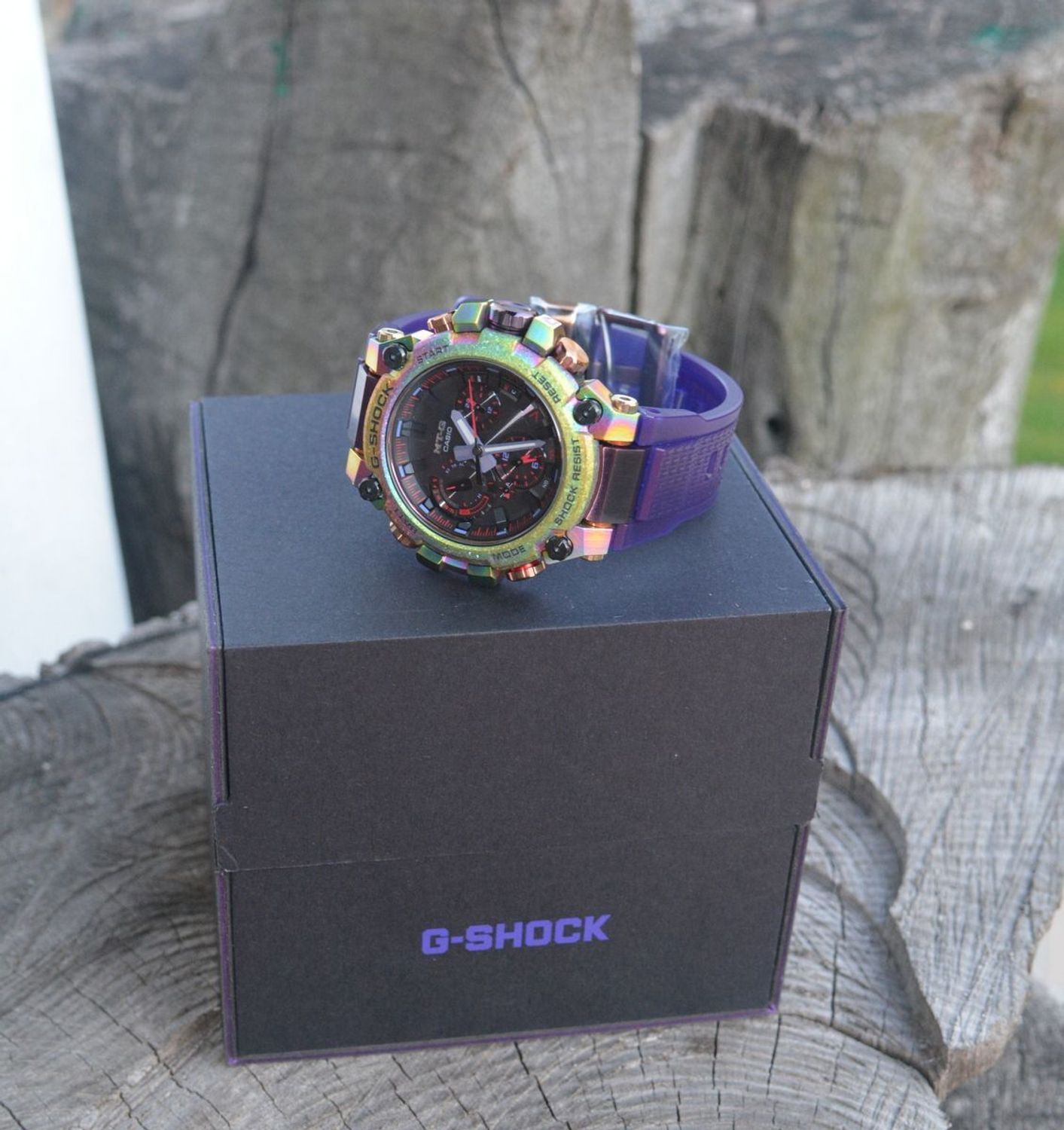 G-SHOCK Casio Limitowana Edycja MTG-B3000PRB-1AER przyciąga odważnym i wielobarwnym designem. G-SHOCK Casio Limitowana Edycja MTG-B3000PRB-1AER męski zegarek Casio (2).jpg