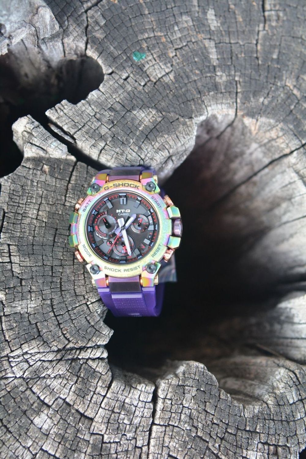 G-SHOCK Casio Limitowana Edycja MTG-B3000PRB-1AER przyciąga odważnym i wielobarwnym designem. G-SHOCK Casio Limitowana Edycja MTG-B3000PRB-1AER męski zegarek Casio (2).jpg