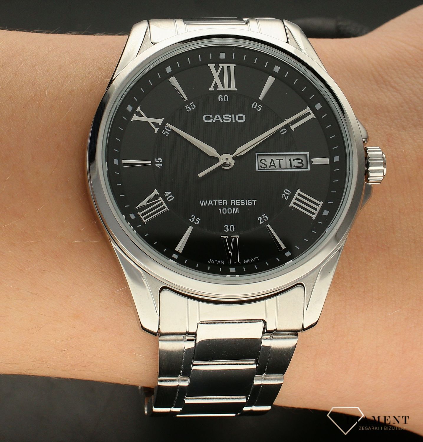 Zegarek męski Casio Classic MTP-1384D-1AVEF  klasyczna srebrna bransoleta, czarna tarcza. Zegarek posiada rzymskie cyfry w kolorze srebrnym oraz w srebrnym kolorze wskazówki..webp