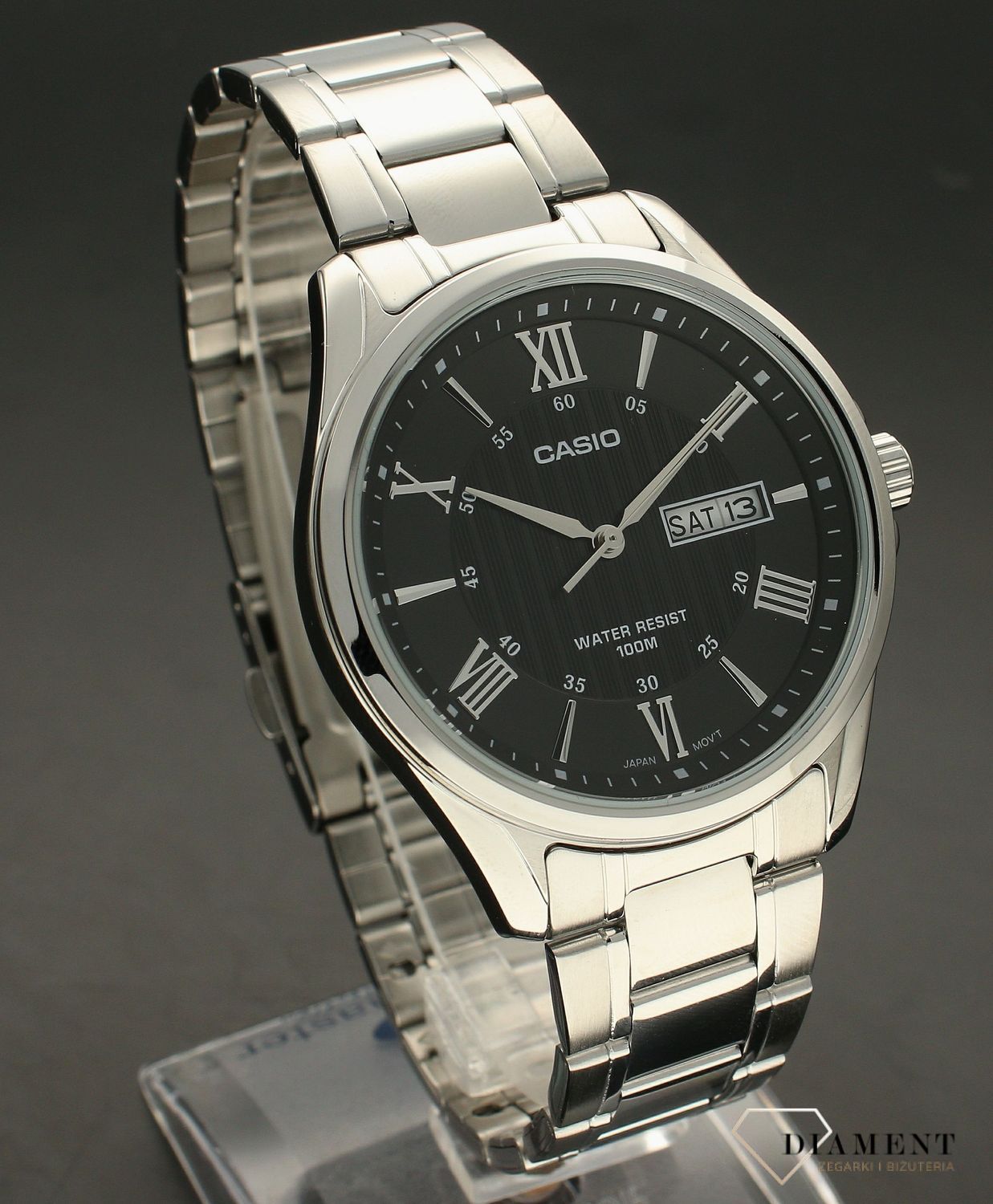 Zegarek męski Casio Classic MTP-1384D-1AVEF  klasyczna srebrna bransoleta, czarna tarcza. Zegarek posiada rzymskie cyfry w kolorze srebrnym oraz w srebrnym kolorze wskazówki..webp