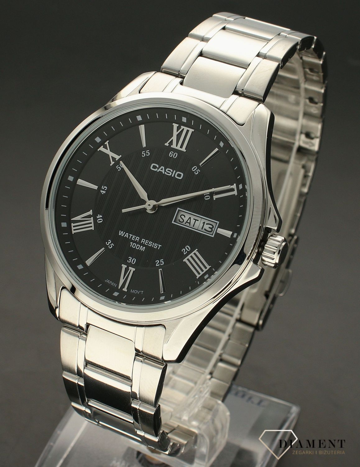 Zegarek męski Casio Classic MTP-1384D-1AVEF  klasyczna srebrna bransoleta, czarna tarcza. Zegarek posiada rzymskie cyfry w kolorze srebrnym oraz w srebrnym kolorze wskazówki..webp