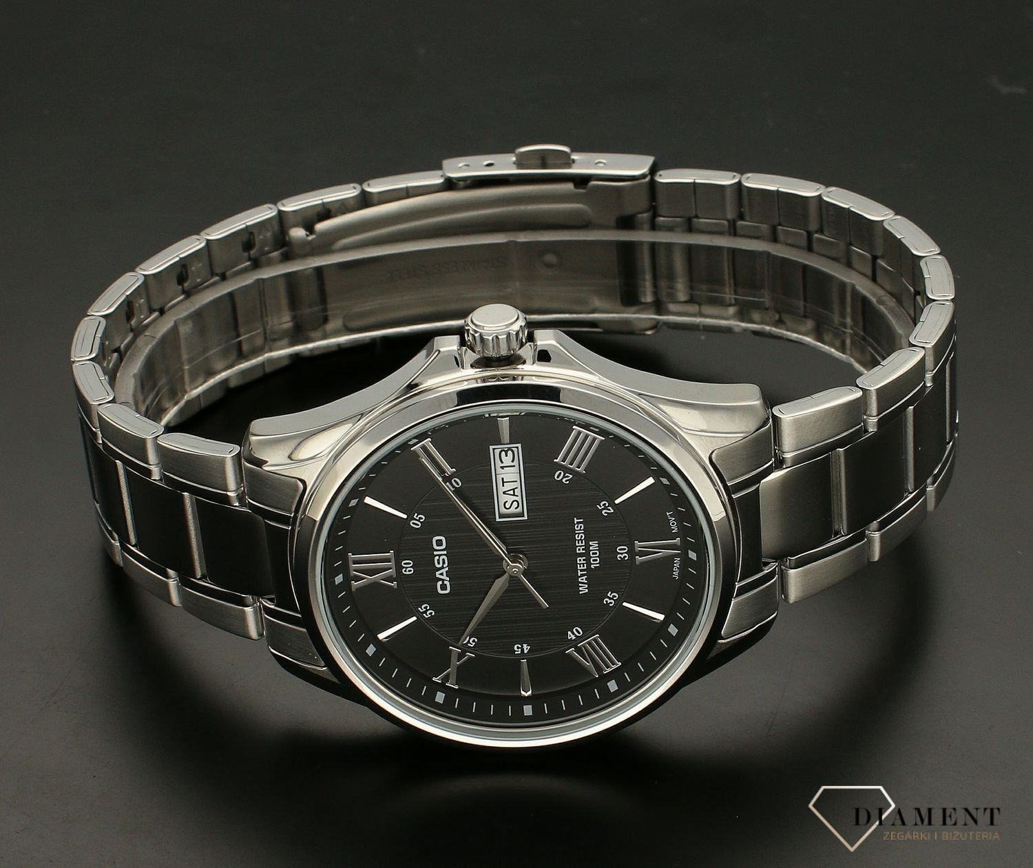 Zegarek męski Casio Classic MTP-1384D-1AVEF  klasyczna srebrna bransoleta, czarna tarcza. Zegarek posiada rzymskie cyfry w kolorze srebrnym oraz w srebrnym kolorze wskazówki..webp