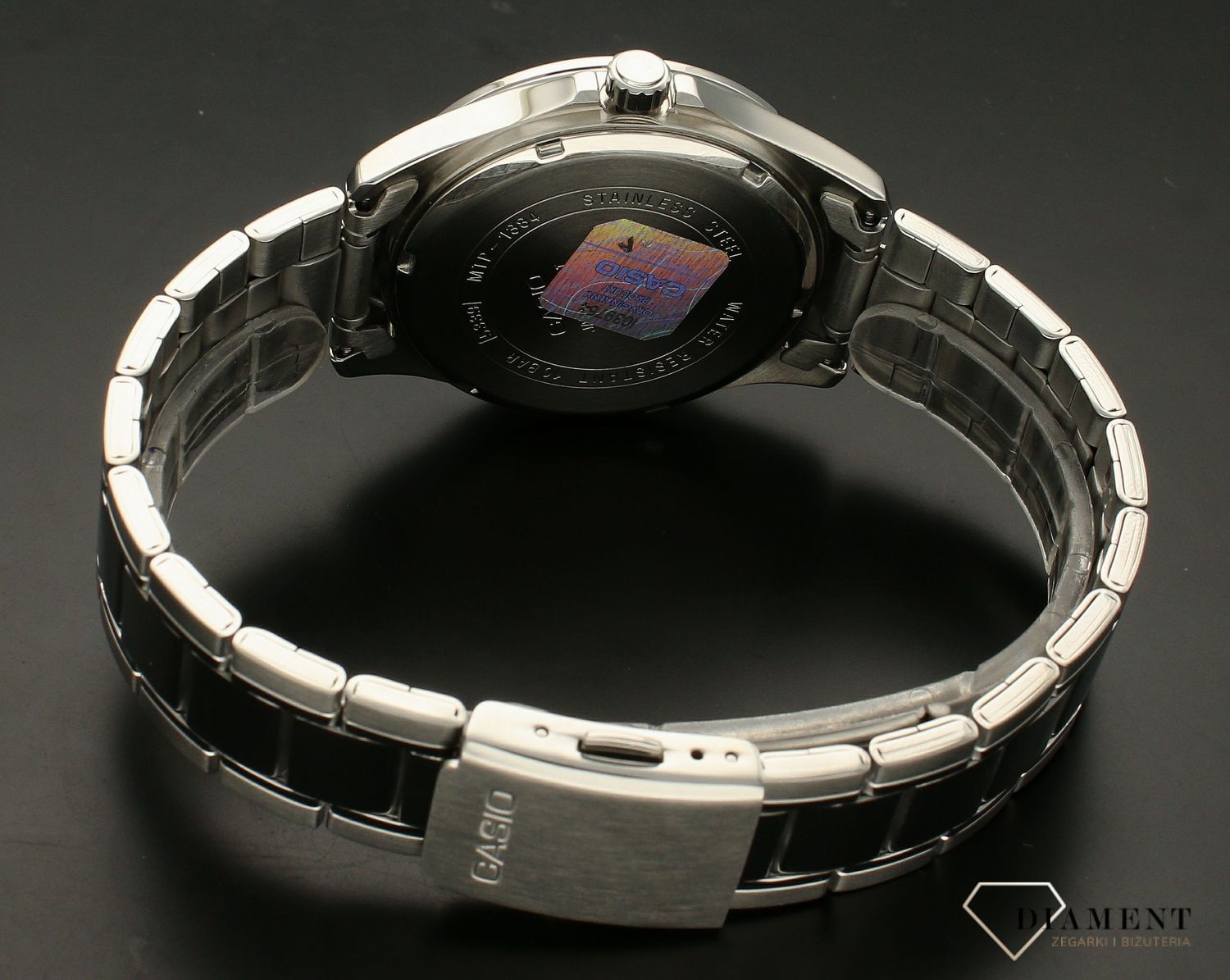 Zegarek męski Casio Classic MTP-1384D-1AVEF  klasyczna srebrna bransoleta, czarna tarcza. Zegarek posiada rzymskie cyfry w kolorze srebrnym oraz w srebrnym kolorze wskazówki..webp