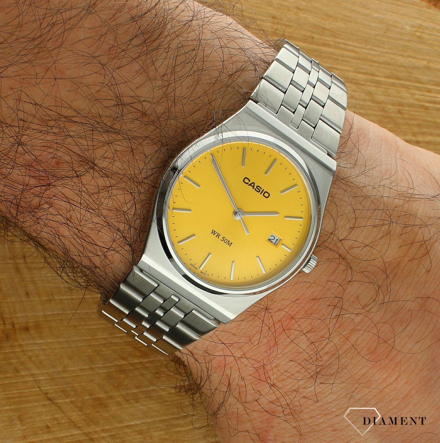 Zegarek Casio na srebrnej bransolecie MTP-B145D-9AVEF żółty. Zegarek casio unisex. Zegarki dla pary. Klasyczny zegarek srebrny Casio z kolorową tarczą. Zegarek z żółtą tarczą. Zegarek Casio na prezent..jpg