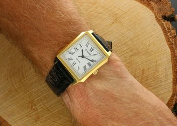 Elegancki zegarek męski Casio MTP-B190GL-7BVEF z białą tarczą, złotą kopertą i czarnym skórzanym paskiem. Mechanizm kwarcowy, wodoszczelność 5 ATM, szkło mineralne. Sprawdź teraz! (2).jpg