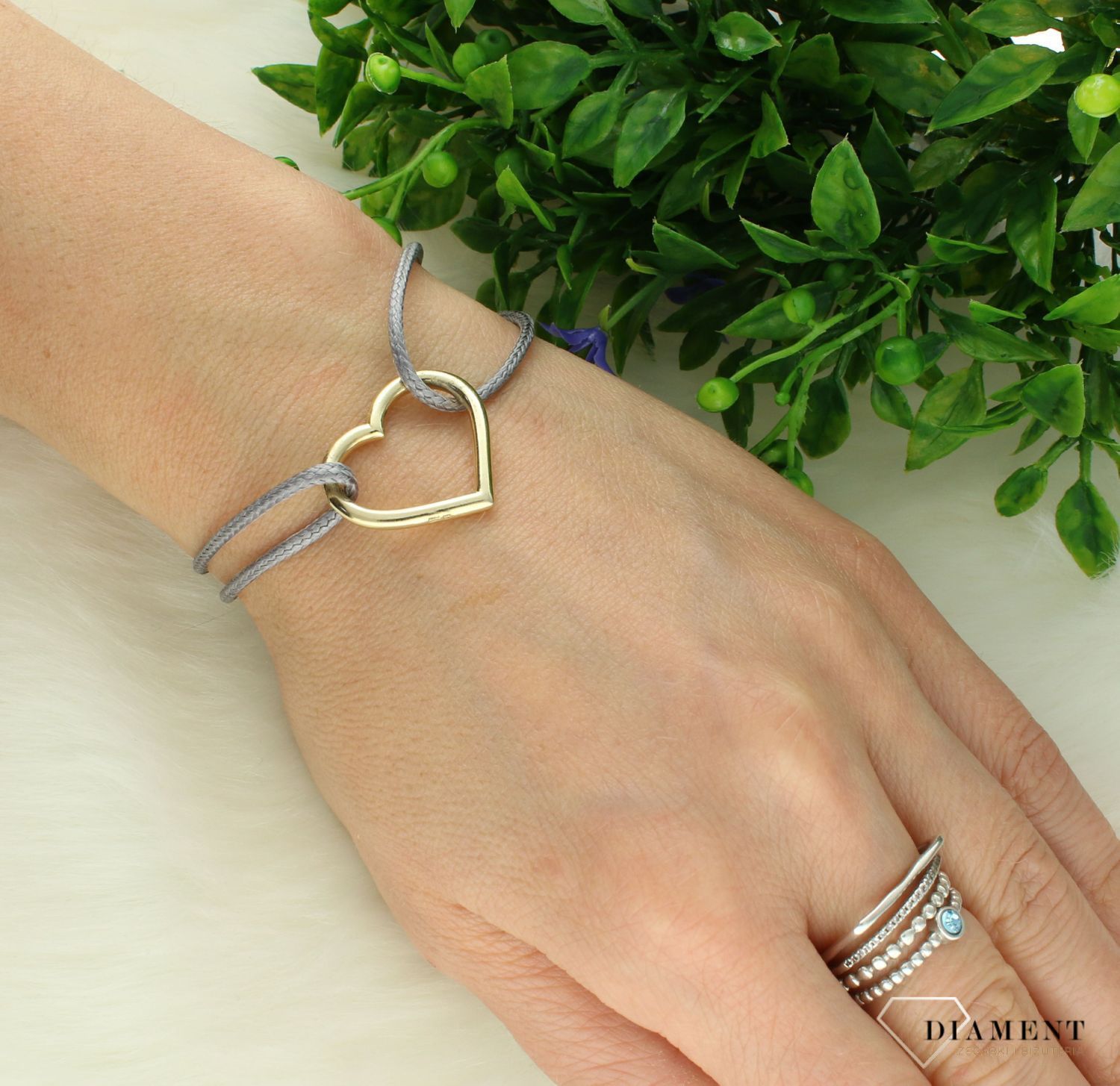 Srebrna bransoletka damska 925 na szarym sznurku serce pokryte złotem MW237.  Bransoletka na sznureczku będzie idealnym prezentem dla ukochanej kobiety. Srebrna bransoletka damska na szarym sznureczku z zawieszką1.jpg