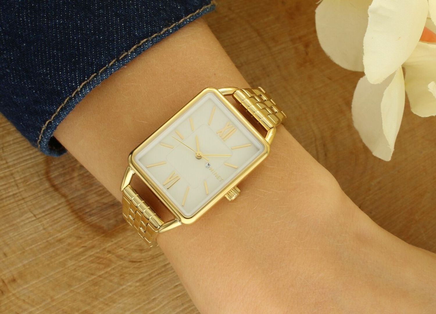 Odkryj MINET Siena – elegancki złoty zegarek damski z prostokątną kopertą i mechanizmem Citizen Miyota. Idealny do codziennego noszenia i na prezent.1.jpg