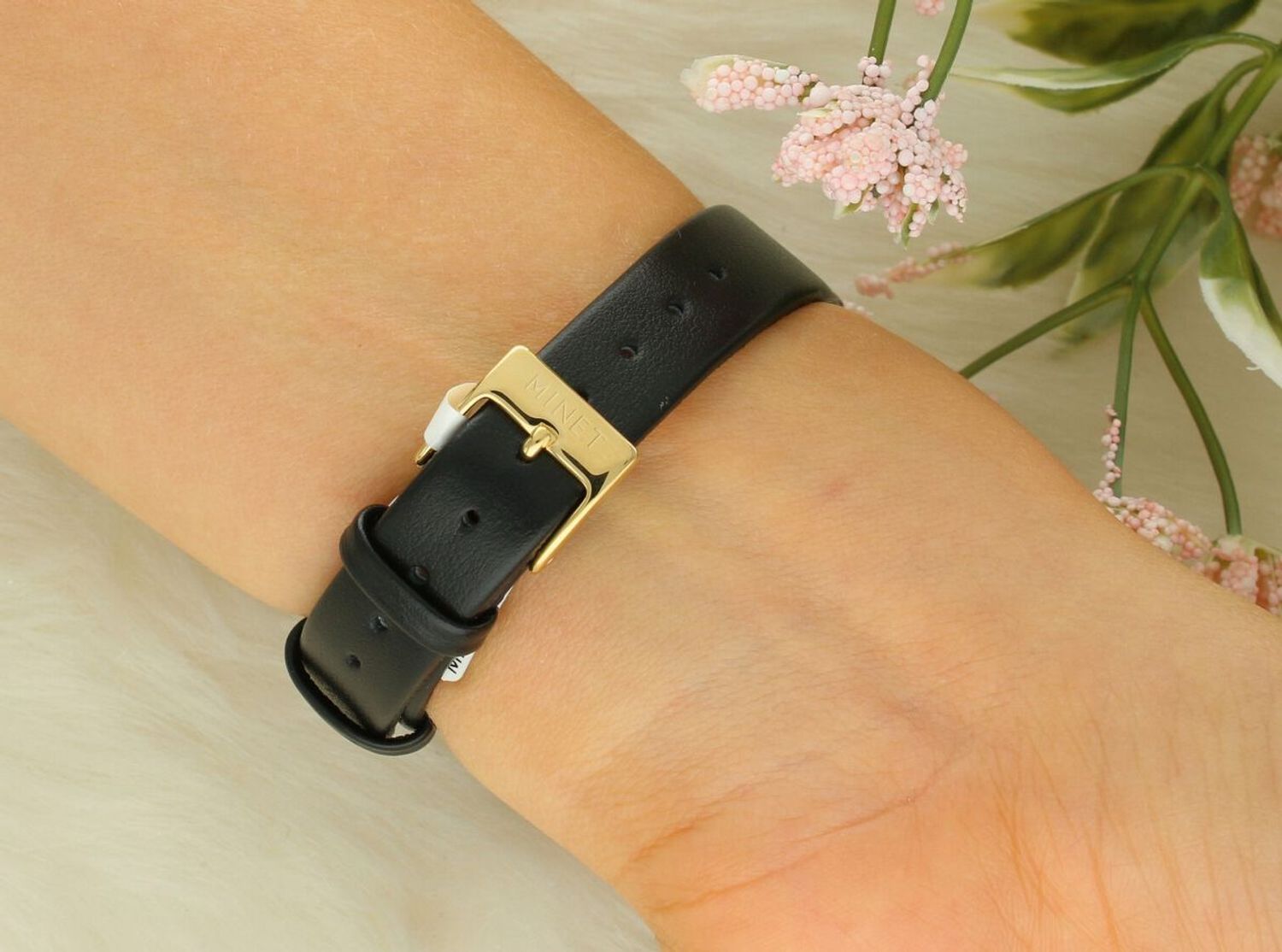 Stylowy zegarek damski MINET Siena MWL5425 z granatową tarczą, złotą kopertą i czarnym skórzanym paskiem. Hipoalergiczny, wodoszczelny, idealny na prezent.1.jpg