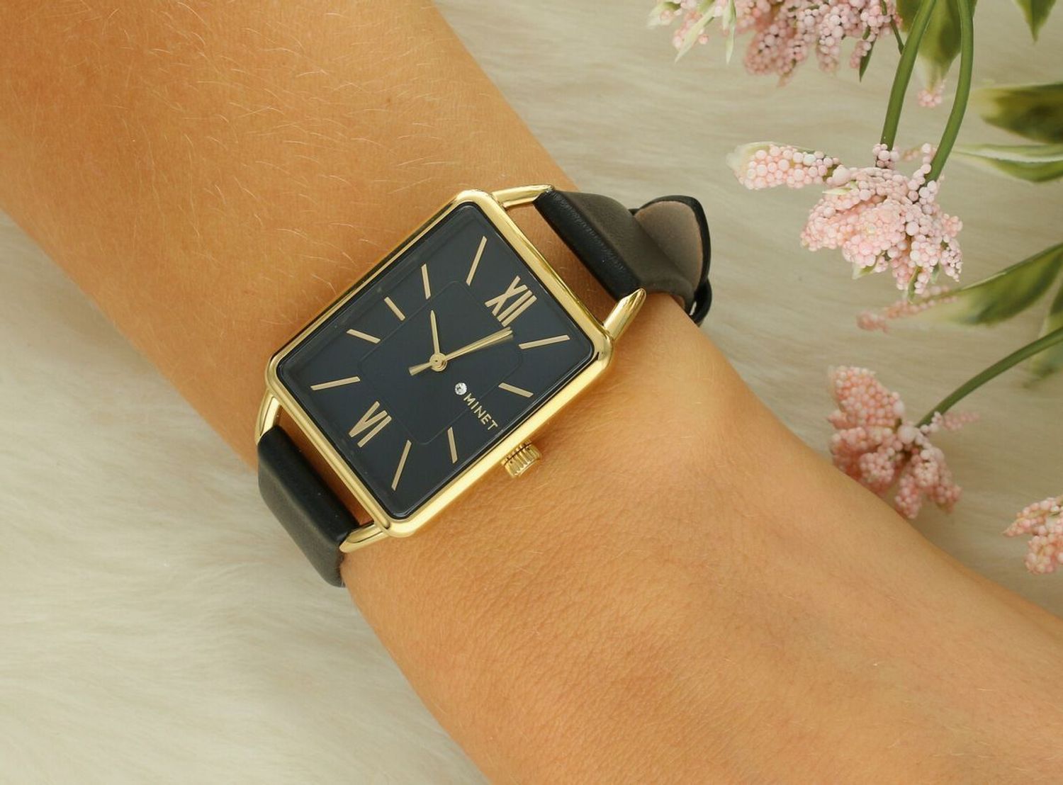 Stylowy zegarek damski MINET Siena MWL5425 z granatową tarczą, złotą kopertą i czarnym skórzanym paskiem. Hipoalergiczny, wodoszczelny, idealny na prezent.1.jpg