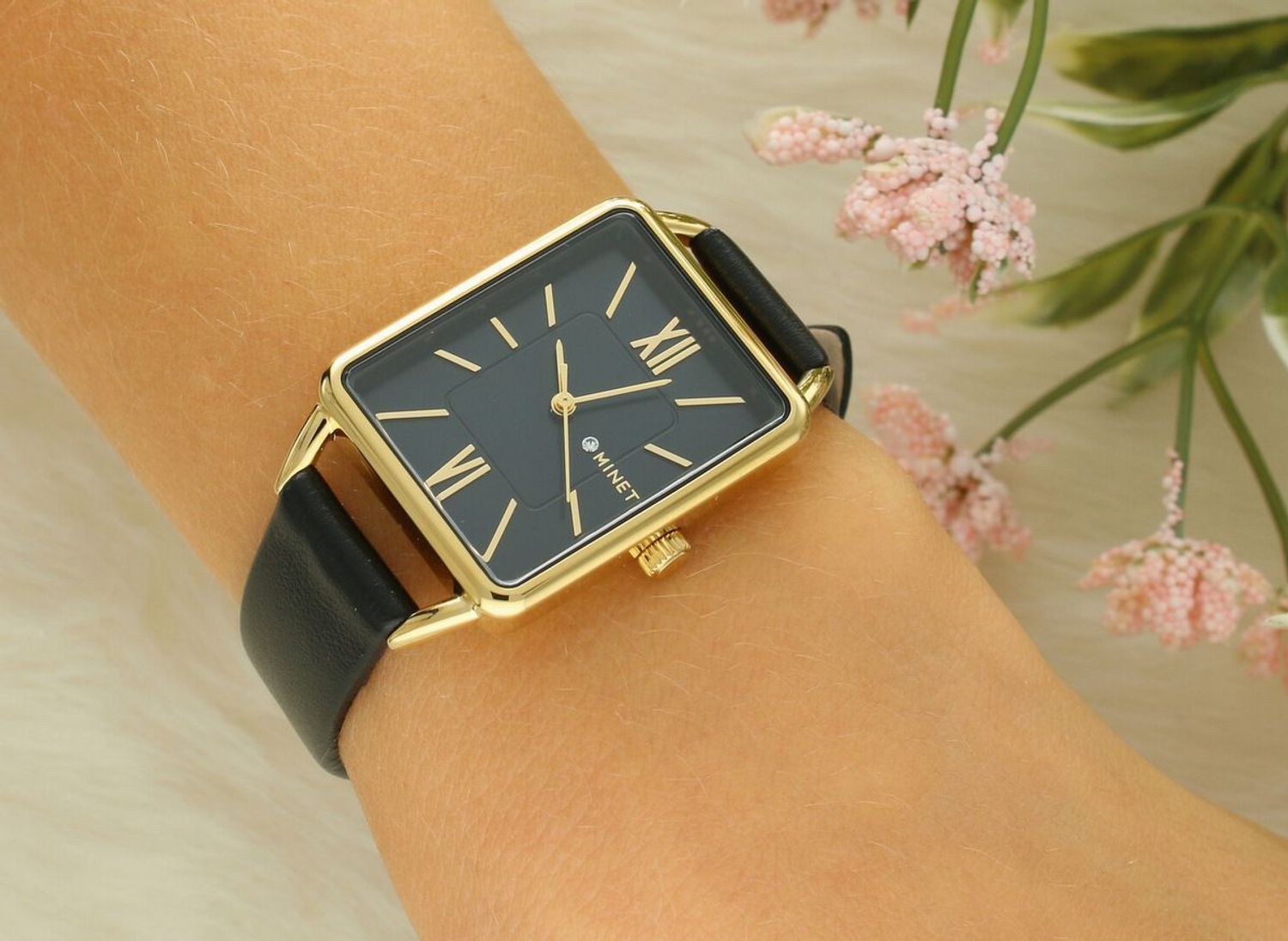 Stylowy zegarek damski MINET Siena MWL5425 z granatową tarczą, złotą kopertą i czarnym skórzanym paskiem. Hipoalergiczny, wodoszczelny, idealny na prezent.1.jpg