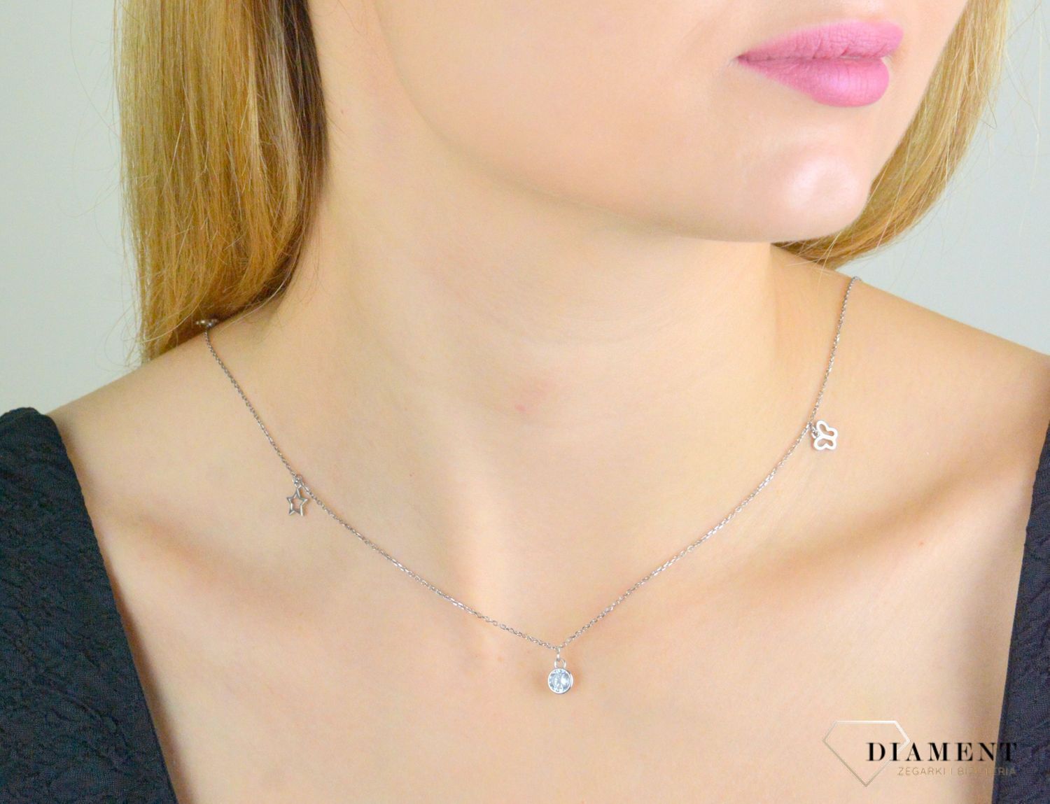Naszyjnik srebrny damski celebrytka z wiszącymi elementami NVI198040. Naszyjnik wykonany z najwyższej próby srebra z ozdobnym splotem łańcuszka z wiszącymi elementami tj. motylek, gwiazdka, koniczynka oraz okrągła cyrkonia. .jpg