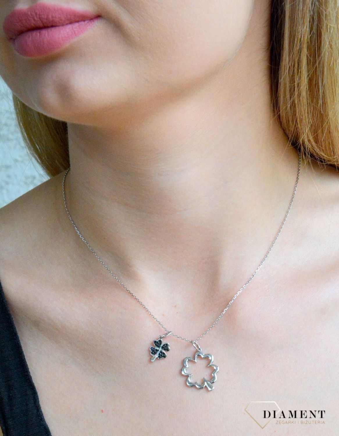 Srebrny naszyjnik celebrytka damskie 925 koniczynki NVI330068. Srebrny naszyjnik damski. Naszyjnik srebrny celebrytka. Srebrna celebrytka damska z zawieszkami. Srebrny naszyjnik celebrytka damska na prezent (1).jpg