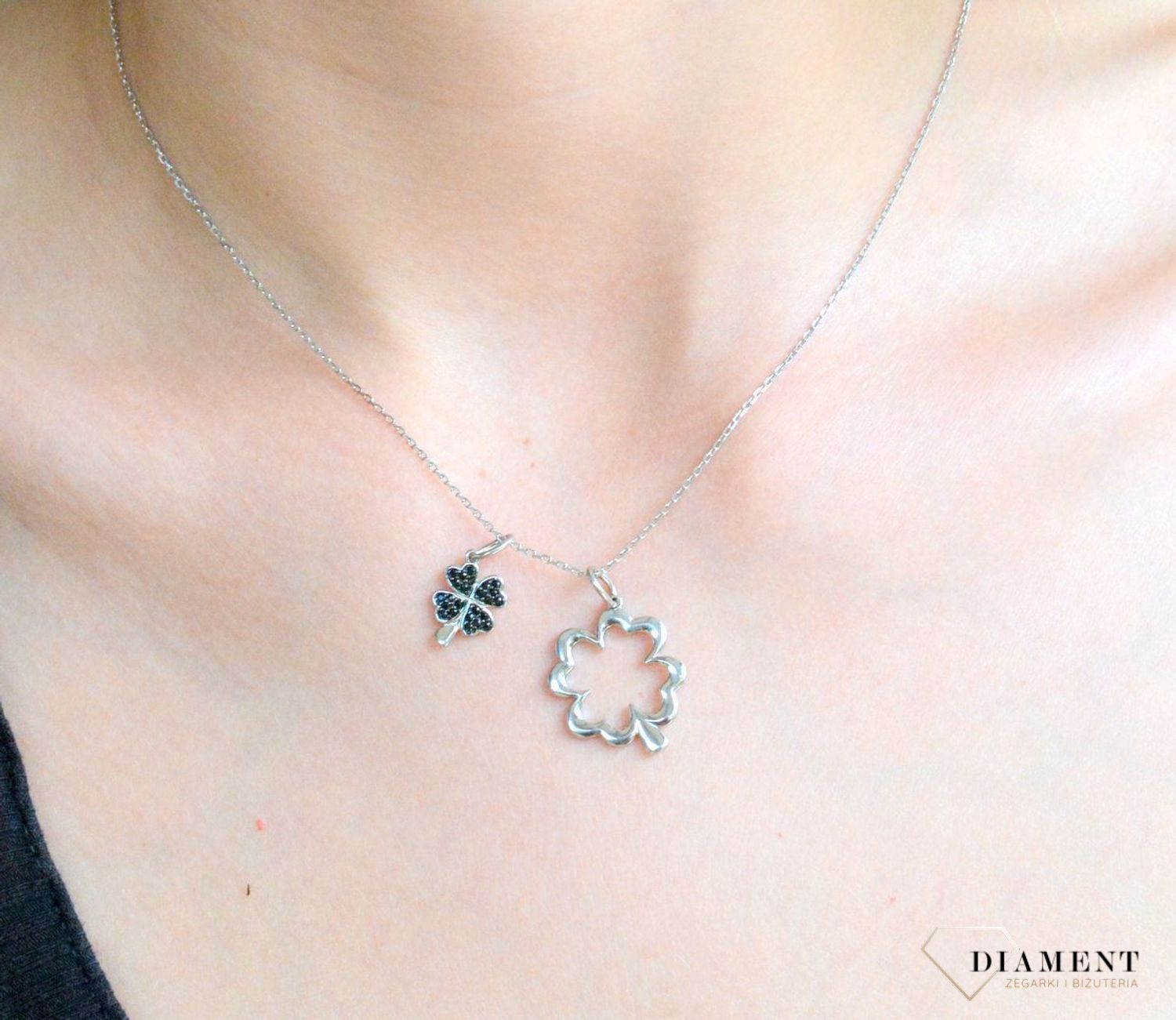 Srebrny naszyjnik celebrytka damskie 925 koniczynki NVI330068. Srebrny naszyjnik damski. Naszyjnik srebrny celebrytka. Srebrna celebrytka damska z zawieszkami. Srebrny naszyjnik celebrytka damska na prezent (1).jpg