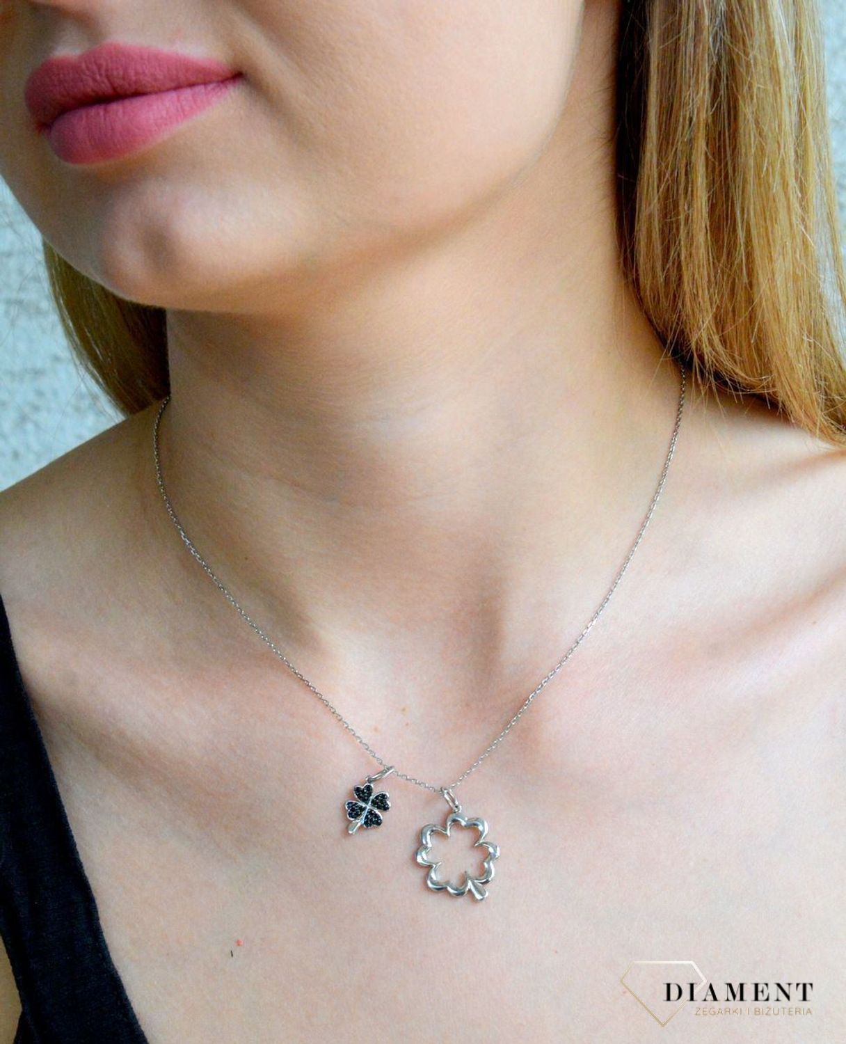 Srebrny naszyjnik celebrytka damskie 925 koniczynki NVI330068. Srebrny naszyjnik damski. Naszyjnik srebrny celebrytka. Srebrna celebrytka damska z zawieszkami. Srebrny naszyjnik celebrytka damska na prezent (1).jpg