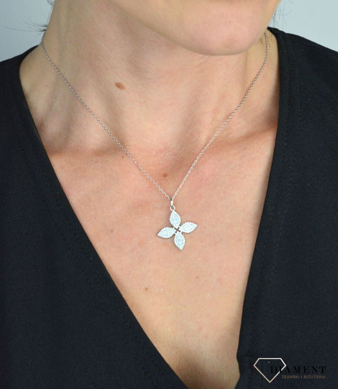 Srebrny naszyjnik kwiatek z cyrkonią NYB312085.jpg