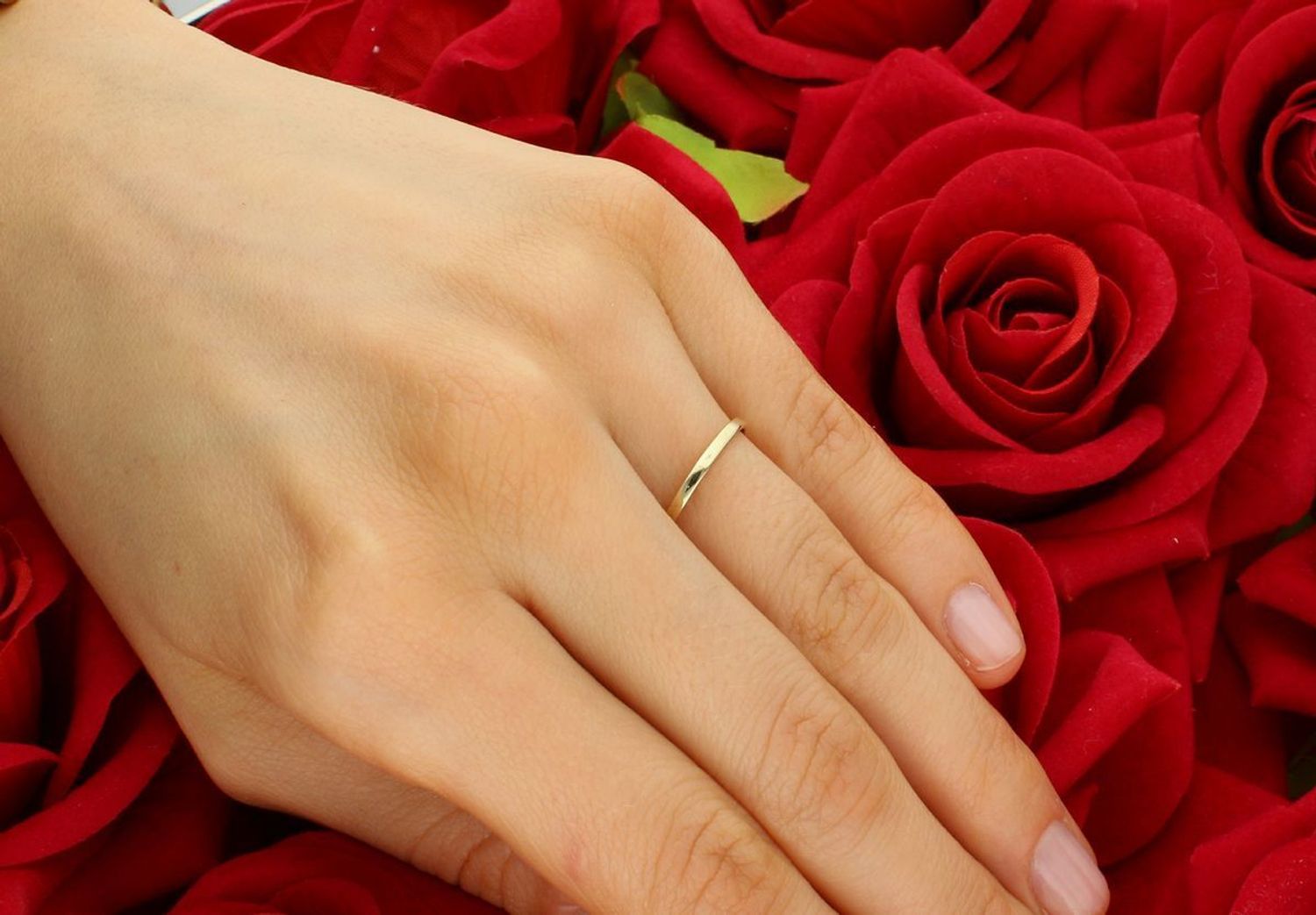 Złoty pierścionek 333 obrączka plecionka N00-EA11637. Złoty pierścionek ozdobiony żłobioną plecionką. Na prezent. Dla kobiety, która lubi delikatne dodatki w postaci 1. Pierścionek świet.jpg