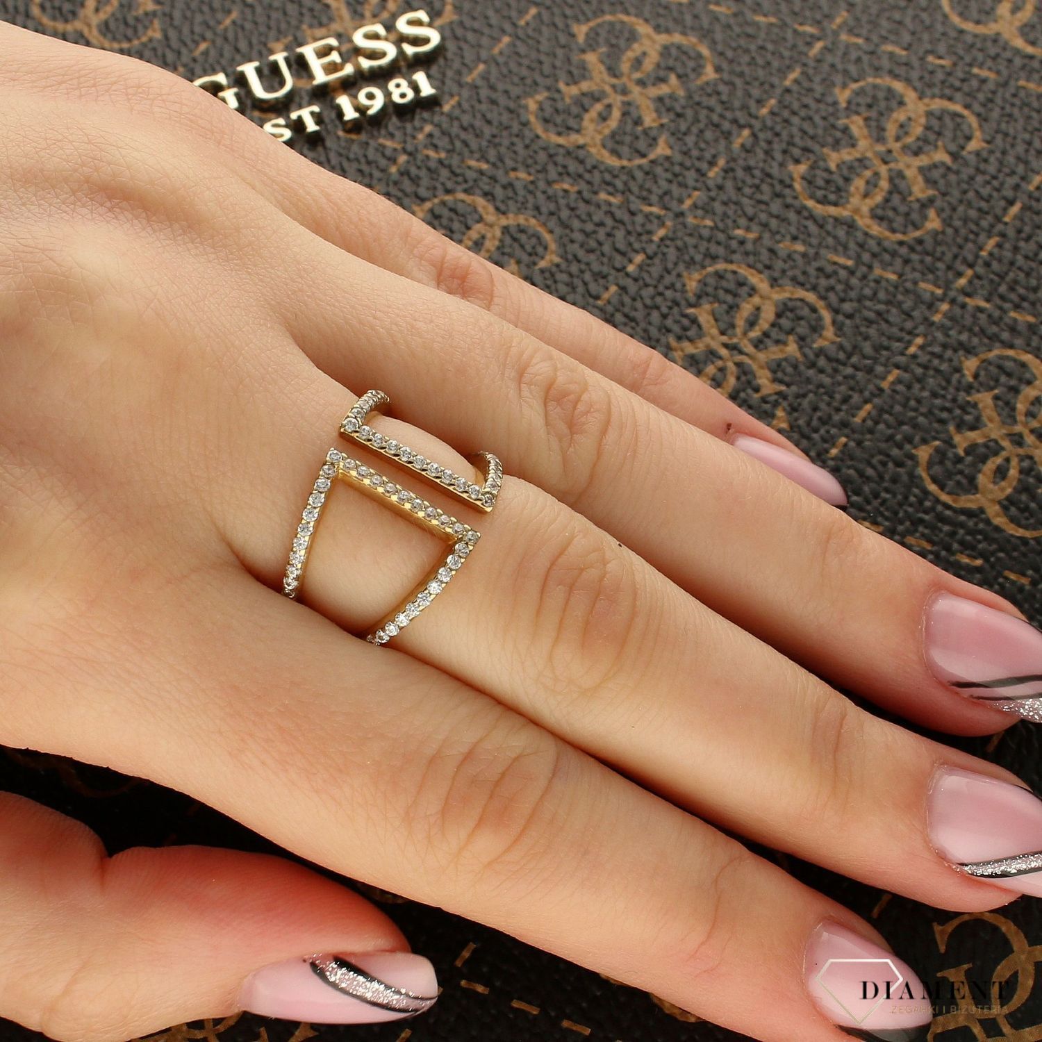 Złoty szeroki pierścionek wysadzany cyrkoniami.jpg