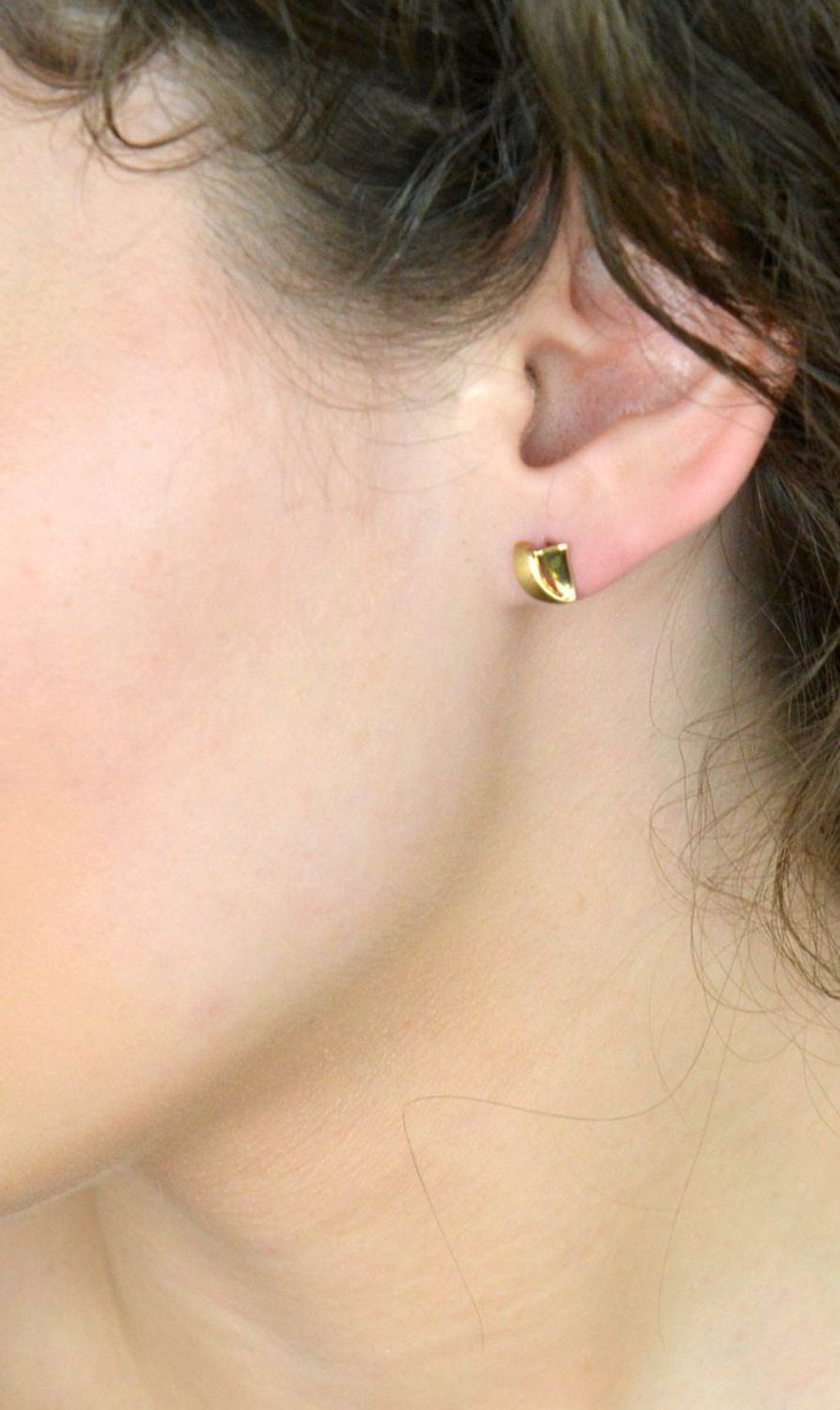 Kolczyki złote matowe pr 333, N00-FA10768 Eleganckie złote kolczyki w matowym wykończeniu to doskonały wybór dla kobiet ceniących subtelny, nowoczesny design.1.jpg