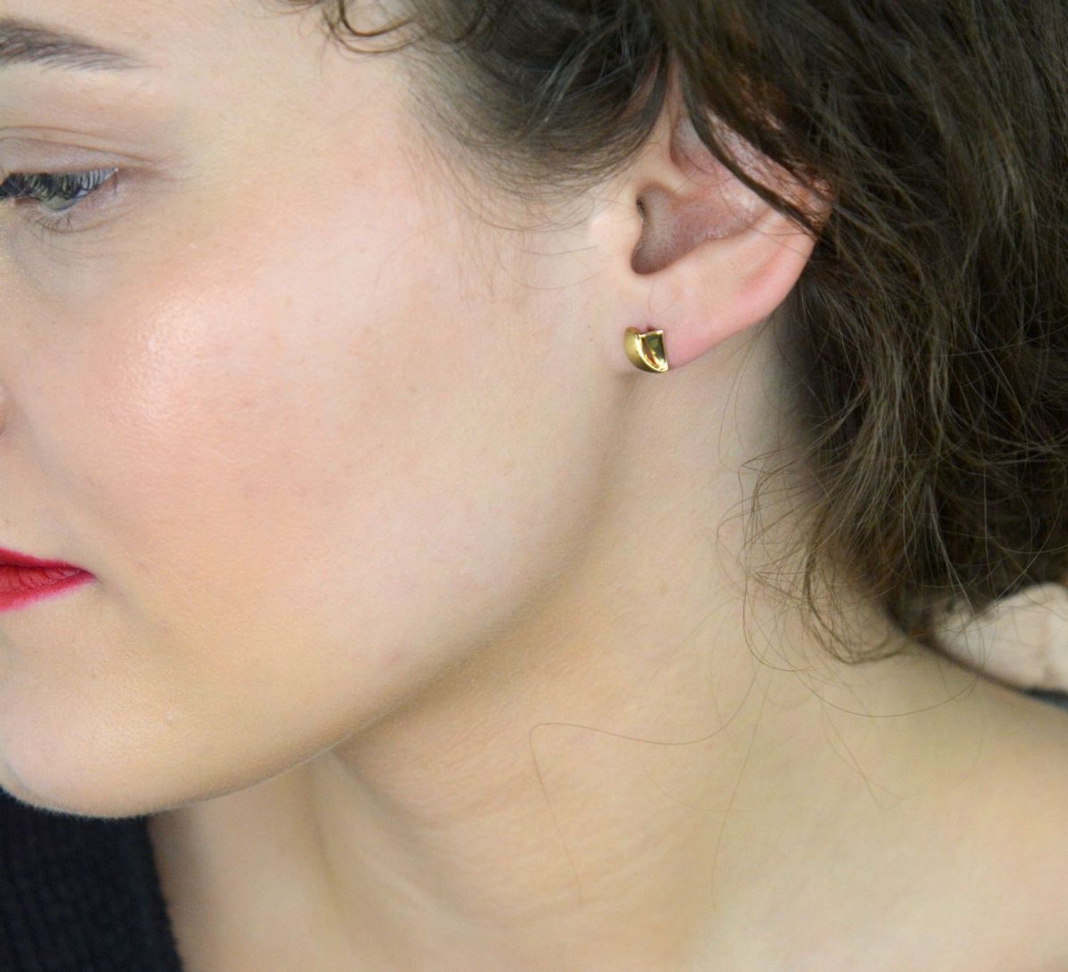 Kolczyki złote matowe pr 333, N00-FA10768 Eleganckie złote kolczyki w matowym wykończeniu to doskonały wybór dla kobiet ceniących subtelny, nowoczesny design.1.jpg